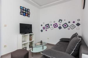 Apartments with a parking space Mastrinka, Ciovo - 22976