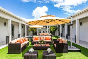 Luxurious Waterfront Sunset Bay Villa