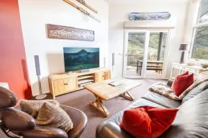Lhotsky 2 Bedroom with corner spa bath and balcony - Corryong