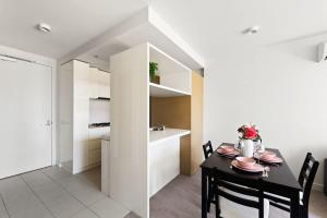 A Cozy 2BR Apt Near Melbourne Central City Views