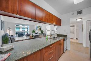 Spacious 36th FLR 1 BD 1 BT • Brickell • Bay View