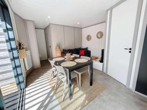 Chalet cozy à Jullouville - 4 pers, piscine chauffée, proche plage et commerces - FR-1-361-538