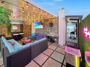 Vacay Spot experience Luna Sky! 65" TV BAR, BBQ, SHOWER massage jets, music, go to FL Keys - Princeton
