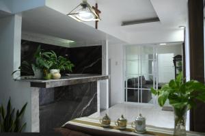 GRIN MCFLY INTERNATIONAL BEACHFRONT GUEST HOUSE
