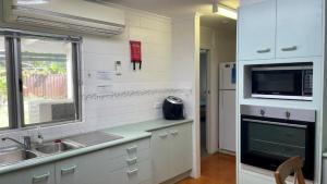 Pet Friendly home walking distance to Surf Beach - North St, Woorim