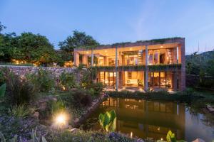 The Sinaba Orchards Pondhouse