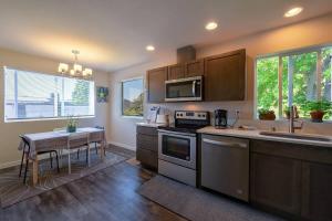 A-Seattle Urban Village- Guemes-Roof top view deck