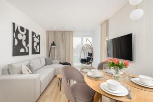 Beautiful Apartment with Balcony and Parking by Noclegi Renters