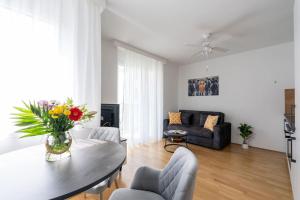 Elegant 1BR Flat with Balcony by HM