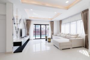 4 bedrooms, 4 bathrooms, villa with swimming pool, free Wi-Fi, party available