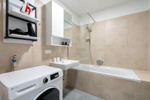 Trendy 1BR, Direct City Access by HM