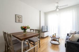 Trendy 1BR, Direct City Access by HM