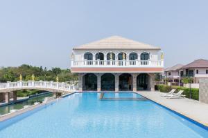 3-bedroom, 3-bathroom townhouse, community with swimming pool, gym, walking street for 20 minutes by car