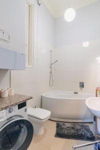 Stylish,Large & Bright Loft in City Center by NW