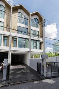 Advanced townhouses can accommodate 14 people, with high-speed Wi Fi and parking on Netflix