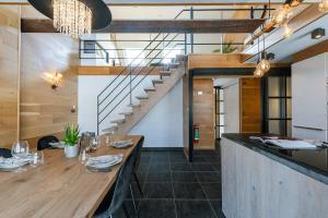 Huswell - Beautiful and spacious vacation home with parking