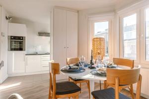 Huswell - Sunny bright apartment in the center of De Haan