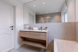 Huswell - Spacious bungalow with garden near the beach & sea