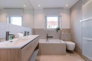 Huswell - Spacious bungalow with garden near the beach & sea