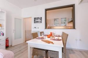 Huswell - Beautiful and spacious studio with side seaview