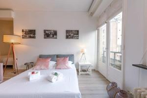 Huswell - Beautiful and spacious studio with side seaview