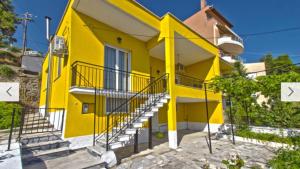 Cosy Colorful House with Private Parking