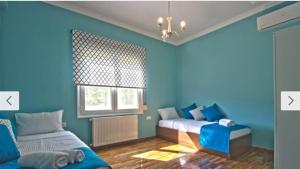 Cosy Colorful House with Private Parking