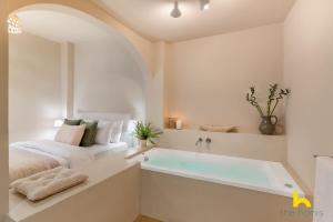 Romantic Luxury Hideaway Near Acropolis with Jacuzzi