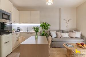 Romantic Luxury Hideaway Near Acropolis with Jacuzzi