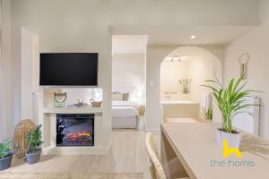 Romantic Luxury Hideaway Near Acropolis with Jacuzzi