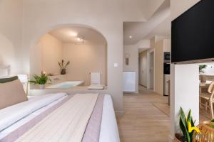 Romantic Luxury Hideaway Near Acropolis with Jacuzzi