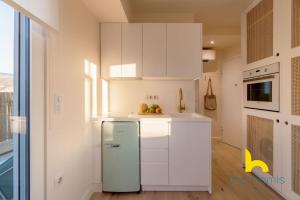 Athens Love Nest: City & Sea Views, Patio & Hottub