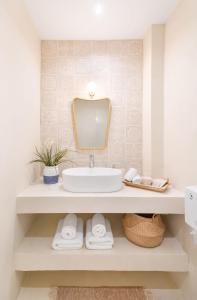 Modern & Stylish Hideaway Downtown near Acropolis & Metro