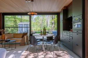 Huswell - Cozy Forest Cabinet with Private Hot Tub
