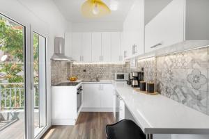 Bright, Modern Retreat Near Acropolis in Koukaki