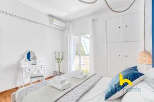 Lush island-style hideaway in lively Koukaki!