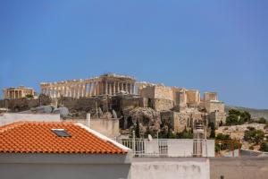 Acropolis View 2-Bedroom Apt, Minimal-Safari Vibe, Big Balcony!
