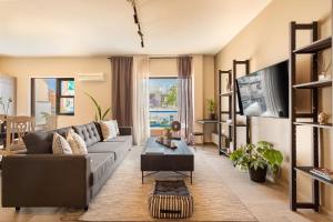 Acropolis View 2-Bedroom Apt, Minimal-Safari Vibe, Big Balcony!