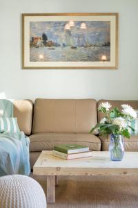 Bright, Calming Retreat With a Balcony Near Metro!