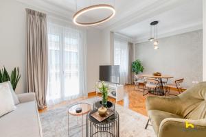 Contemporary 2-BDR APT near Kalimarmaro & Alsos Park!