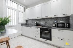 Contemporary 2-BDR APT near Kalimarmaro & Alsos Park!