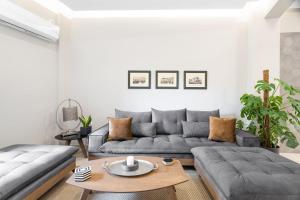 Deluxe 3-BDRM Urban-industrial Apt at Acropolis