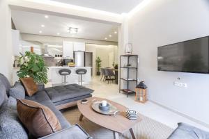 Deluxe 3-BDRM Urban-industrial Apt at Acropolis