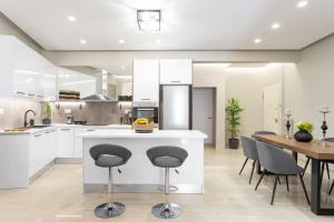 Deluxe 3-BDRM Urban-industrial Apt at Acropolis