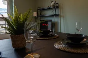 City Centre - 2BR Apt - Free Parking - Long Stays - Bingham