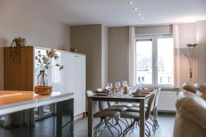 Huswell - Spacious apartment with private car park
