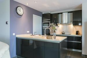Huswell - Spacious apartment with private car park
