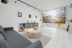 Bright Apartment with Balcony Close to the Poniatowski Park Łódź by Noclegi Renters