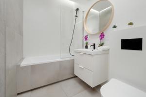 Bright Apartment with Balcony Close to the Poniatowski Park Łódź by Noclegi Renters