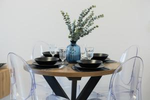 Apartment with Balcony & Parking in Warsaw by Noclegi Renters